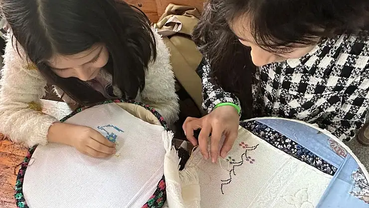 'ÖĞRENCİLERİN PARMAKLARINDAN SANAT FIŞKIRIYOR'