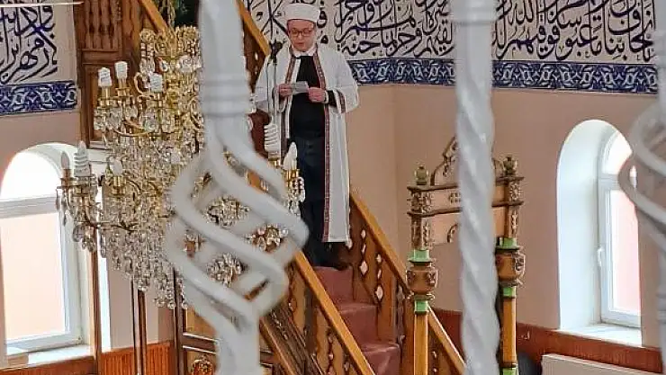 ÖĞRENCİMİZ İMAM HATİP TATBİKAT CAMİİNDE CUMA NAMAZI KILDIRDI