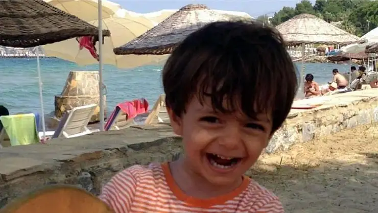 OKUL SERVİSİNDE UNUTULARAK HAYATINI KAYBEDEN ALPEREN’İN AİLESİNE 662 BİN LİRALIK TAZMİNAT