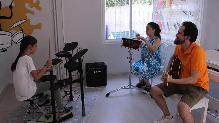 “Okuyamazsın” dediler, okuduğu okula öğretmen oldu