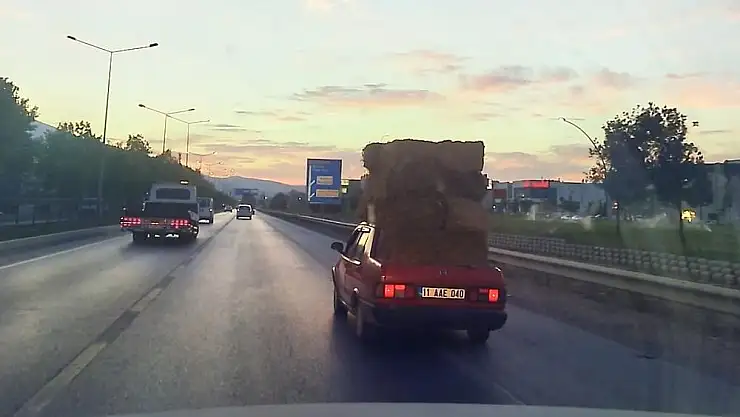 Otomobil üzerinde saman balyaları taşıdı