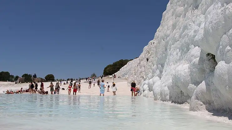 Pamukkale’ye ziyaretçi akını