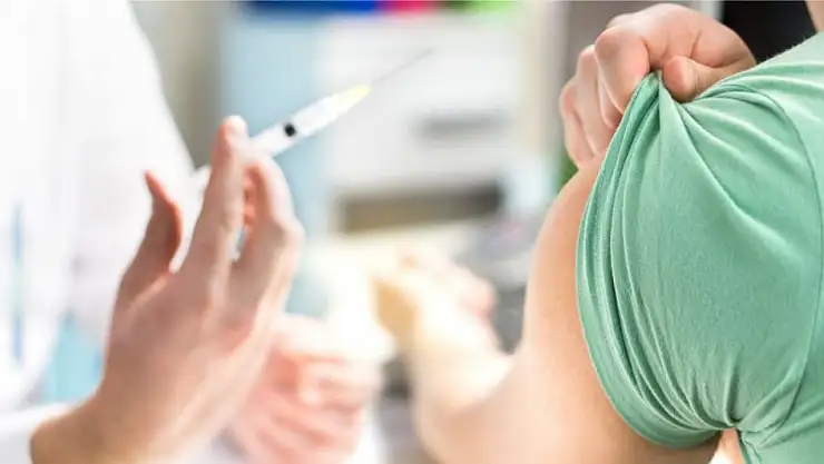 SAHTE COVİD-19 AŞISI DAVASINDA 241 YIL HAPİS İSTENEN HEMŞİREYE TOPLAMDA 1 YIL 8 AY HAPİS CEZASI