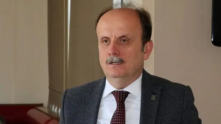 Seçmenlere scooter ile yaklaşan Baykan, “Sen oy vermezsen bir kişi eksiğiz, söz ver”