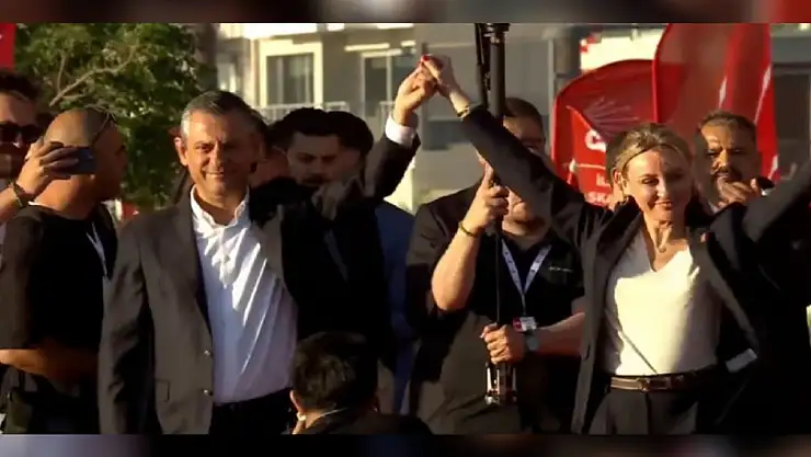 Seda Kaya Ösen rotasını CHP'ye çevirdi: Rozetini Özgür Özel taktı