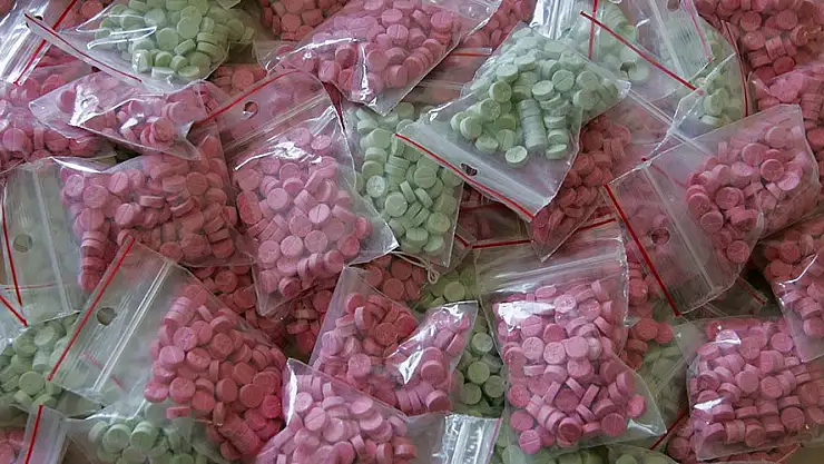 Şüpheli araçtan çok sayıda uyuşturucu hap çıktı