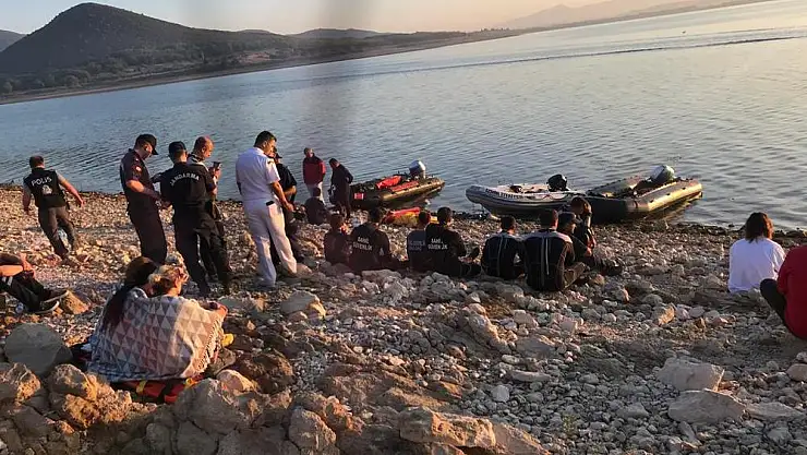 Tahtalı Barajı'nda helikopter kazası İZSU ve itfaiye ekipleri seferber oldu