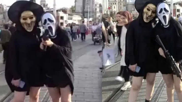 Taksim’de kostümle gezen iki arkadaş karakolluk oldu