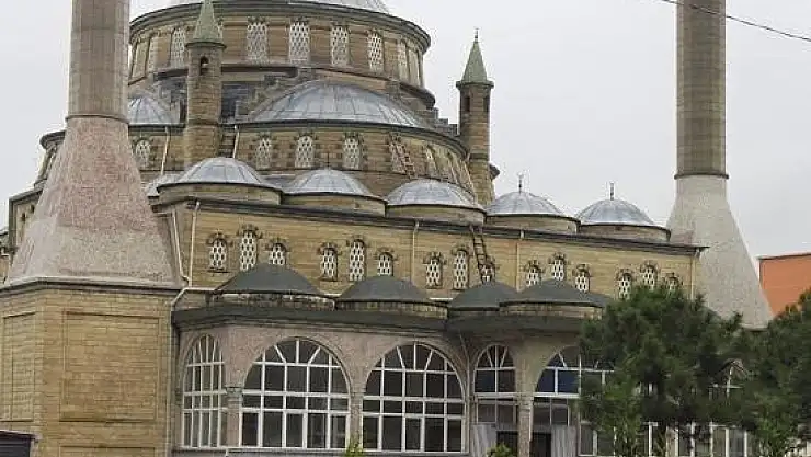Tartıştığı kişiye tabancayla ateş açmak için cami önüne çağırdı