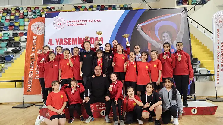 Tire Belediye Spor, Balıkesir'den 2 şampiyonlukla döndü