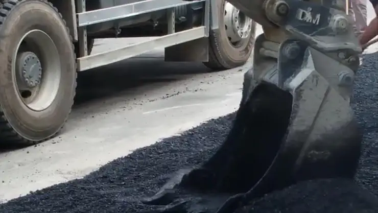 Tire'de Atatürk Caddesi'nde Asfalt Yama Çalışması