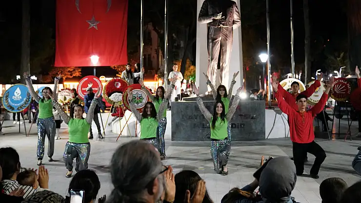 Tire'de Cumhuriyet Coşkusu Fener Alayı ile Zirveye Çıktı