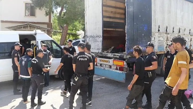 Tır’ın dorsesinde 39 mülteci yakalandı