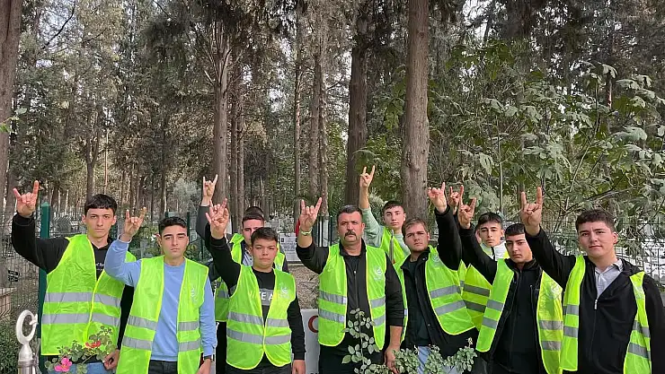 Ülkü Ocakları Ödemiş'te Şehitliği Ziyaret Etti ve Temizlik Çalışması Yaptı