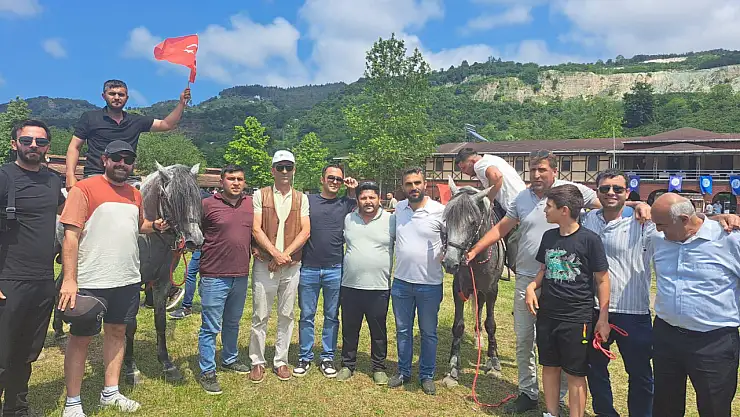 Ünye'de Rahvan At Yarışlarına Yoğun İlgi: Bayram Coşkusu Yarış Heyecanıyla Buluştu