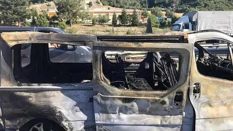 Uşak’ta kaza yapan araç küle döndü