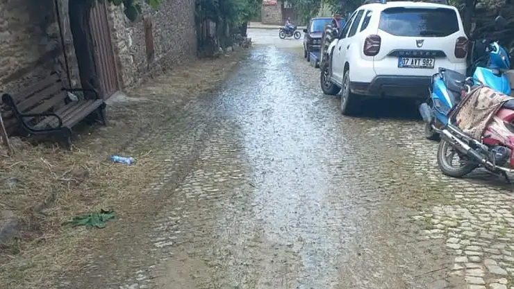 Vatandaş Soruyor, Tepkili: Birgi 3 Eylül Sokak'ta Boru 1 Haftadır Patlak – Neden Hâlâ Müdahale Edilmedi?