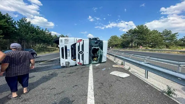 Yem yüklü tır devrildi