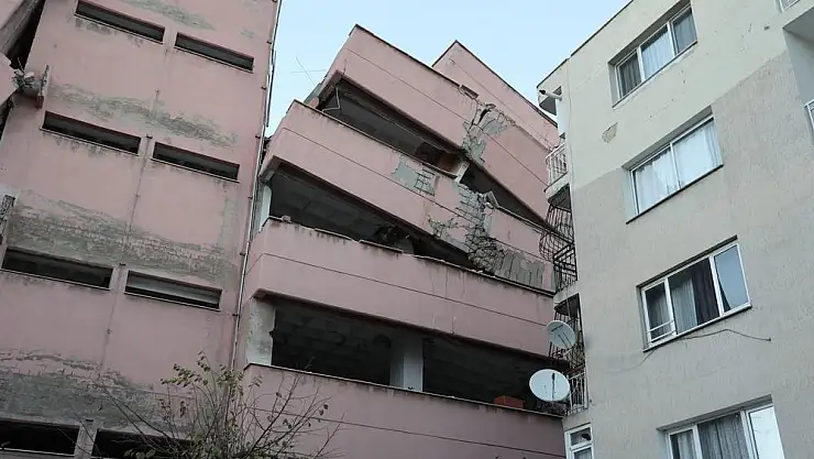 Yıkımı yapılan lise yan yattı, 3 apartman boşaltıldı