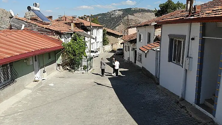 Yolun ortasında duran 100 yıllık mezar