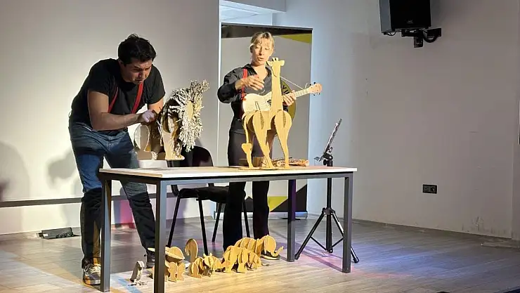 Zürafa sahneye çıktı, İzmirli çocuklar kendini buldu