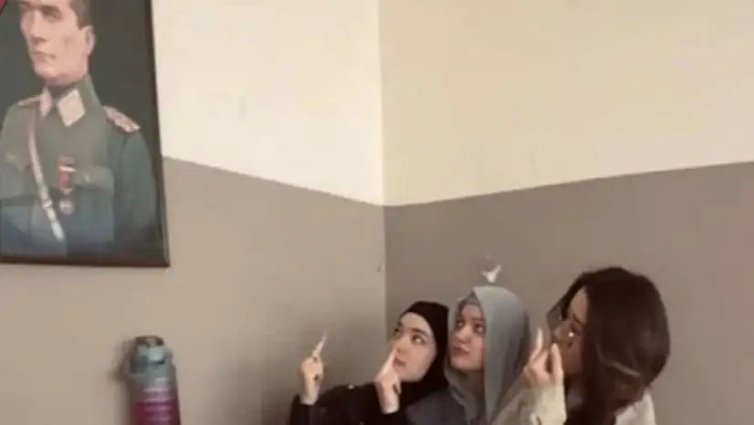 ATATÜRK Portresi Önünde Uygunsuz Poz: Soruşturma Açıldı