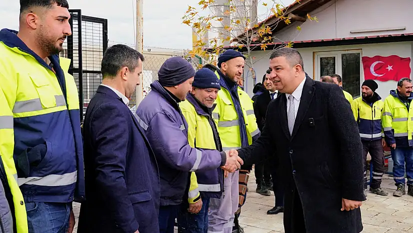 BAŞKAN OKUROĞLU BELEDİYE PERSONELİNİN YENİ YILINI KUTLADI