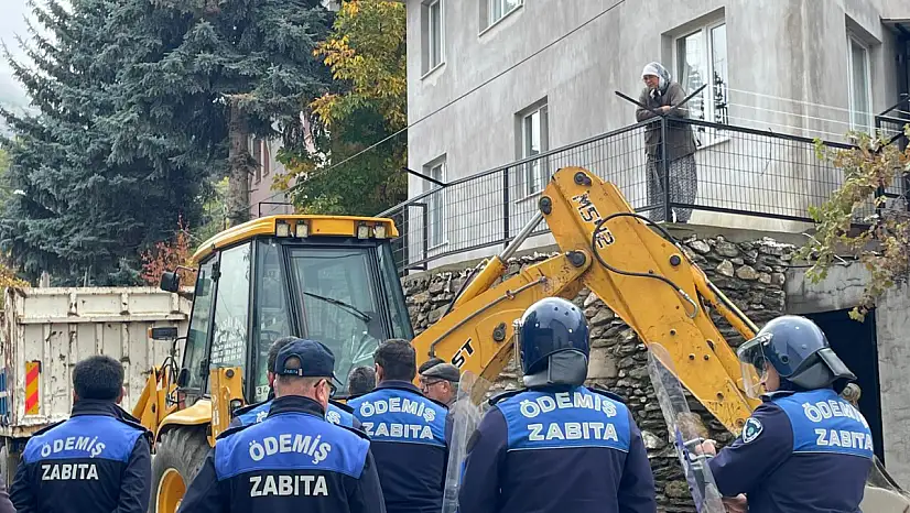 Belediyenin Onayladığı Evi Şimdi Kendisi Yıkıyor!