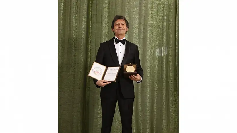 DÜNYACA ÜNLÜ YAZARAKİF MANAF 2025 YILI INTERNATİONAL PEACE PRİZE ÖDÜLÜ'NÜ ALDI