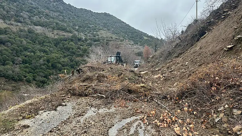 Heyelan yolu kapattı: Ekipler, seferber oldu