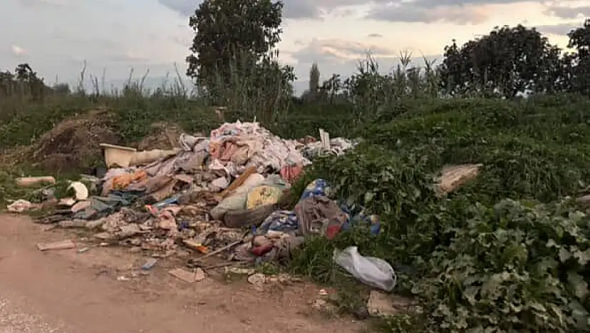 HÜRRİYET MAHALLESİ'NDE YOL ÇÖPLÜĞE DÖNDÜ VATANDAŞLAR TEPKİLİ: 'BELEDİYE MÜDAHALE ETMİYOR'