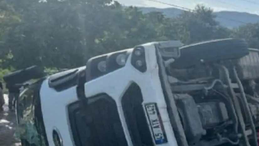 İzmir'in Kiraz İlçesinde Kamyon Devrildi: 1 Yaralı