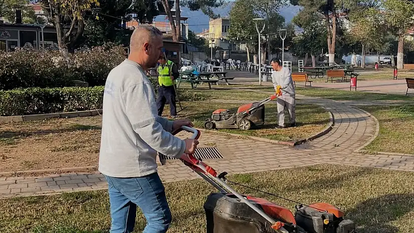 Kiraz Belediyesi, Şehit Birol Uysal Parkı ve Atatürk Anıtı Çevresinde Kapsamlı Bakım Çalışması Gerçekleştirdi