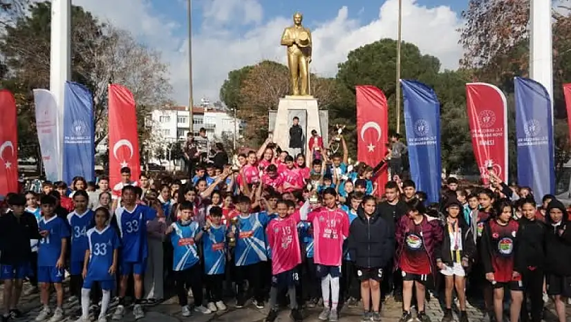 KİRAZ'DA ATATÜRK ANISINA KIR KOŞUSU