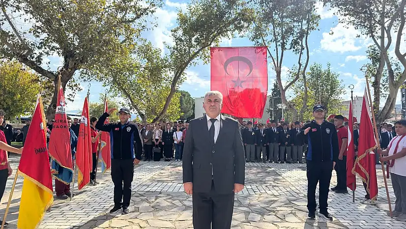 Kiraz'da Cumhuriyet Bayramı Çelenk Töreniyle Coşkuyla Kutlandı