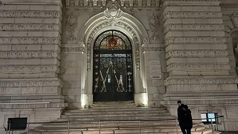 MONAKO PRENSLİĞİ'NİN TARİHİ SEMBOLÜ: PRENS SARAYI GECE IŞIKLARI ALTINDA