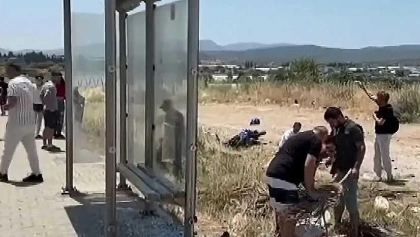 Motosiklet Otobüs Durağına Çarptı