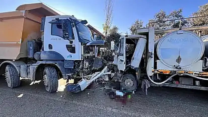 ÖDEMİŞ'TE KAMYON VE KAMYONET ÇARPIŞTI: 1 YARALI