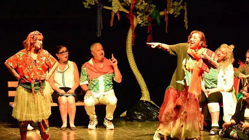 Ödemiş'te Tiyatroya Büyük İlgi: 'Aslında Hepimiz Deliyiz' Ayakta Alkışlandı