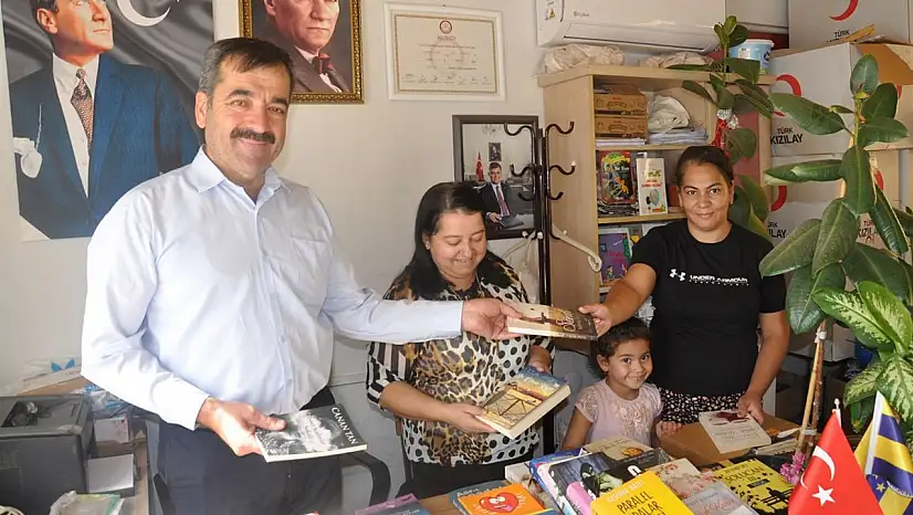 Örnek Muhtardan Anlamlı Hizmet: Bürosunu Kütüphaneye Dönüştürdü