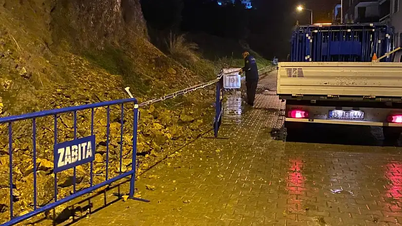 TİRE'DE KAYA DÜŞMESİ PANİĞİ: YOL KISMİ OLARAK KAPATILDI