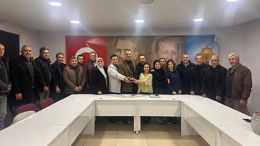 ARİS MEDYA A.Ş. VE VİZYON MEDYA'DAN BAŞKAN MURAT ÖNCEL'E 'YILIN İLÇE BAŞKANI' ÖDÜLÜ