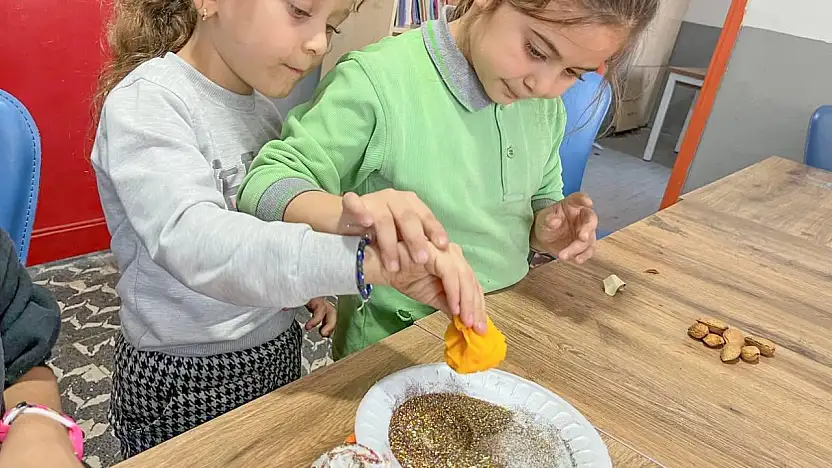 Bayındır'da Minik Ellerle Rengârenk Çiçekler Açtı