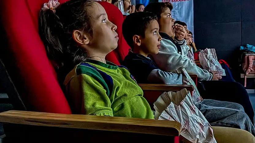 Bayındır'da Miniklerle Sinema Keyfi: Rafadan Tayfa Etkinliği Renkli Görüntülere Sahne Oldu