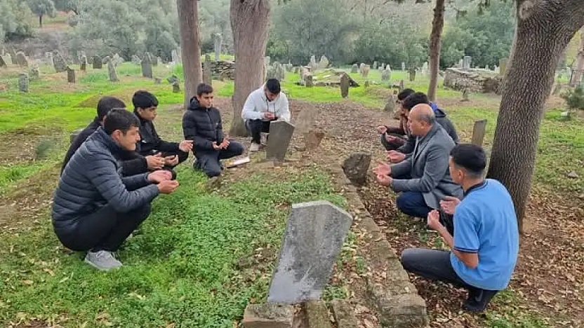 Bayındır'da Öğretmen ve Öğrenciler, Vefat Eden Öğretmenleri Kabirleri Başında Andı