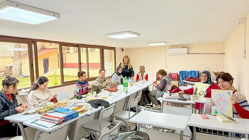 Bayındır Gençlik Merkezi'nde Dikiş Nakış Sanatı Hayat Buluyor