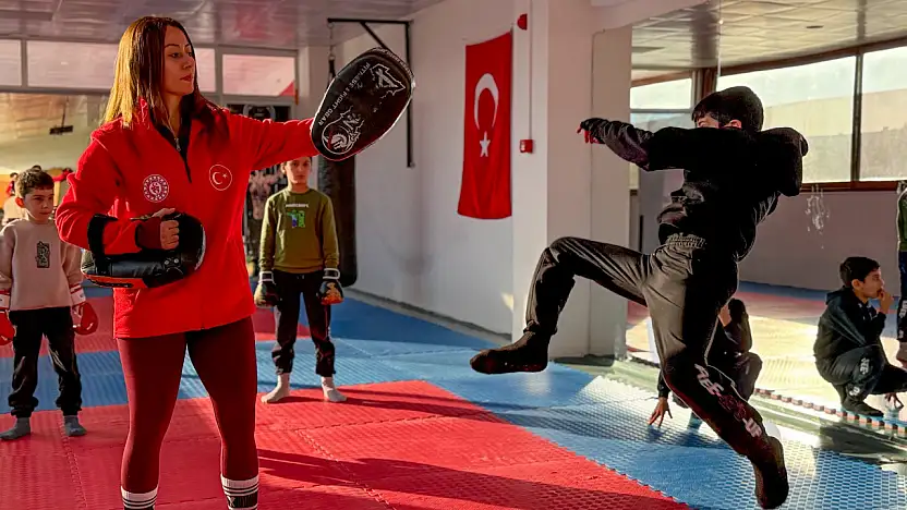 BAYINDIR GENÇLİK MERKEZİNDE KICK BOKS HEYECANI YAŞANDI