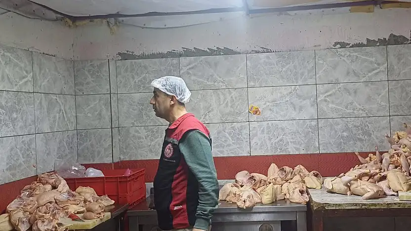Buca'da Onay Belgesiz Çiğ Kanatlı Eti Parçalama Tespit Edildi