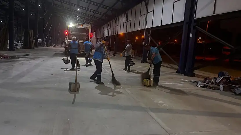 Çarşamba Pazarı'nın Ardından Pazaryerinde Temizlik Seferberliği