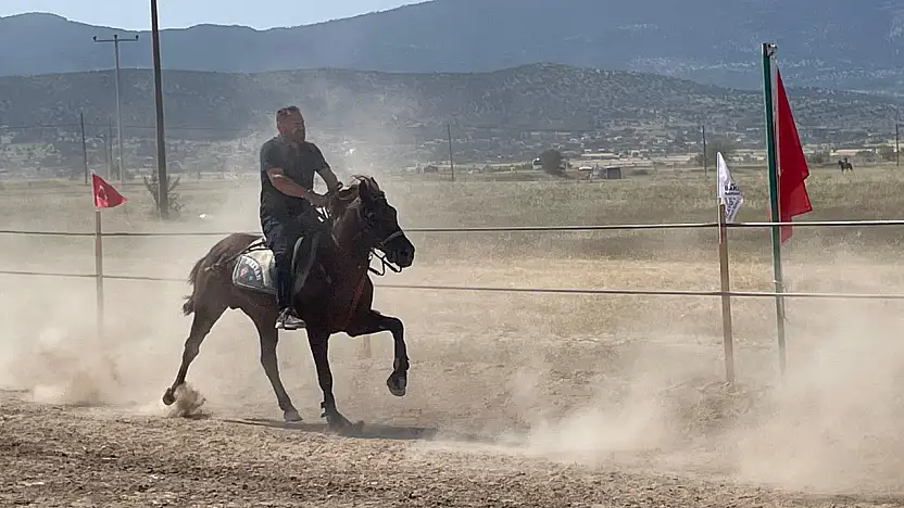 Denizli Baklan'da Rahvan At Yarışlarında Nefes Kesen Mücadele